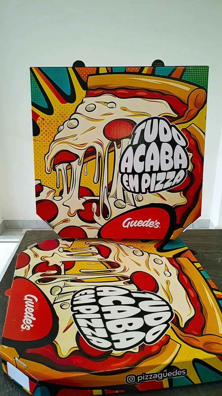 Caixa de pizza quadrada com impressão colorida